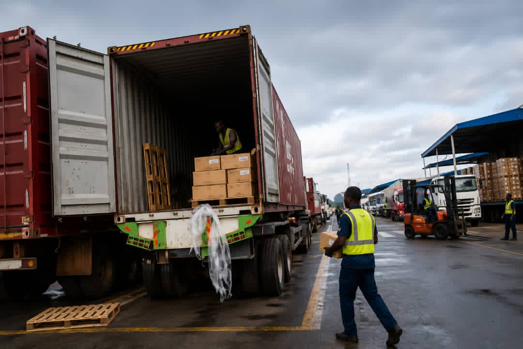 SEGViC heavy-duty truck outside a warehouse